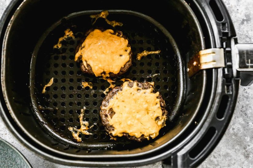 Miếng phô mai tan chảy trên nhân thịt hamburger thơm ngon