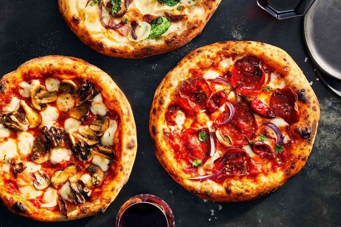 Miếng pizza phô mai vàng óng, nóng hổi sẵn sàng để thưởng thức cùng tương ớt, tương cà