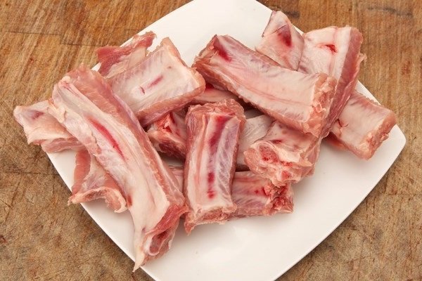 Miếng sườn non đã được sơ chế sạch và thái miếng vừa ăn, sẵn sàng cho công đoạn ướp sườn nướng mật ong