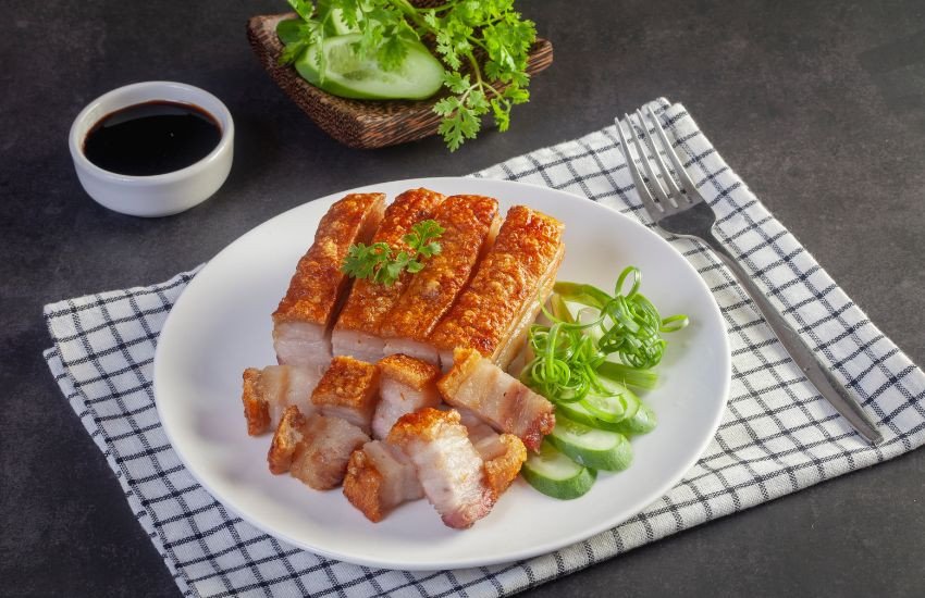 Miếng thịt heo quay giòn tan lát mỏng bày ra đĩa