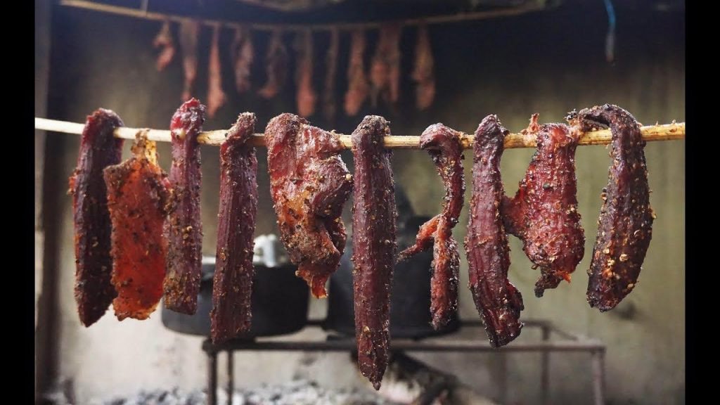 Bí Quyết Làm Thịt Trâu Gác Bếp Chuẩn Vị Tây Bắc Miếng thịt trâu gác bếp khô ráo, thơm lừng đặc trưng