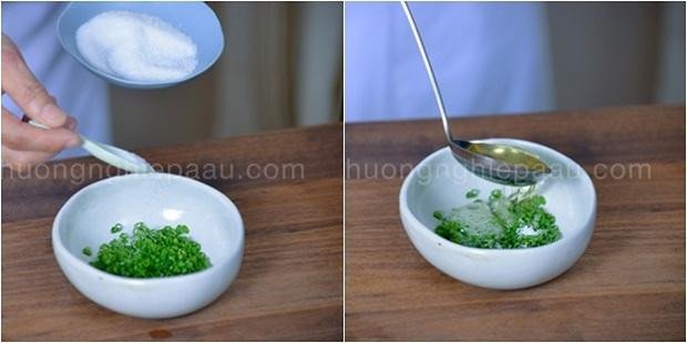 Mỡ hành rưới lên cá tai tượng chiên xù giúp tăng hương vị