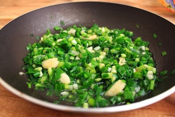 Mỡ hành thơm lừng béo ngậy, sẵn sàng cho hàu nướng