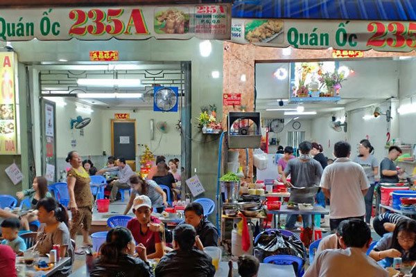 Mô hình quán ốc bình dân với các món ốc đa dạng và giá cả phải chăng, thu hút thực khách