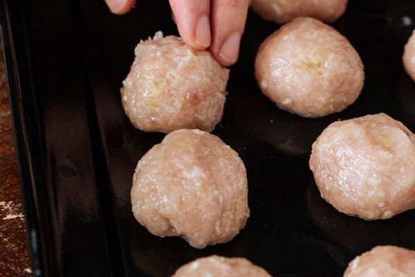 Mô tả chi tiết cách viên thịt gà thành những viên nhỏ, đều đặn để chuẩn bị cho món bánh gà chiên xù