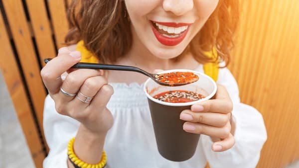 Món ăn cay nóng và thực phẩm chứa đường có thể góp phần gây ra mụn lưng