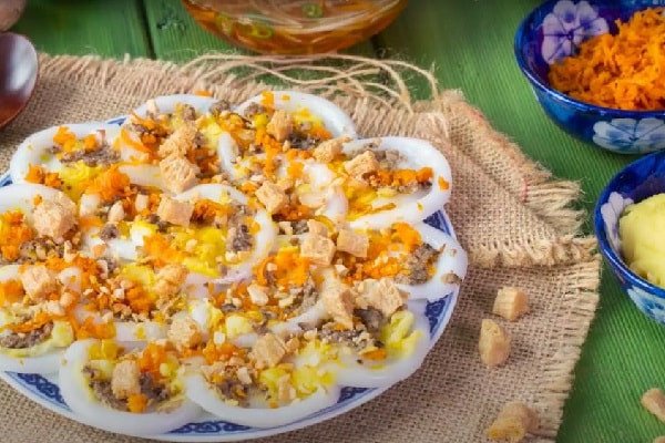 Món bánh bèo chay hoàn chỉnh với nhân nấm, hành phi và bánh mì chiên
