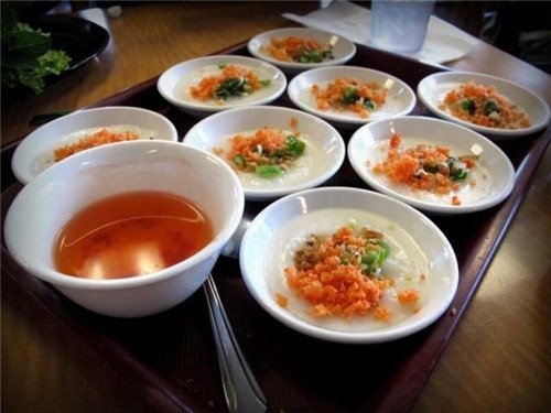 Món bánh bèo xứ Huế hoàn chỉnh với tôm chấy, tóp mỡ, hành lá và nước chấm cay nồng