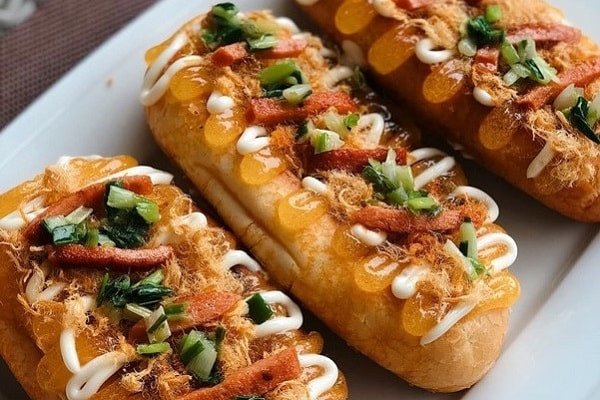 món bánh mì chà bông xúc xích hấp dẫn