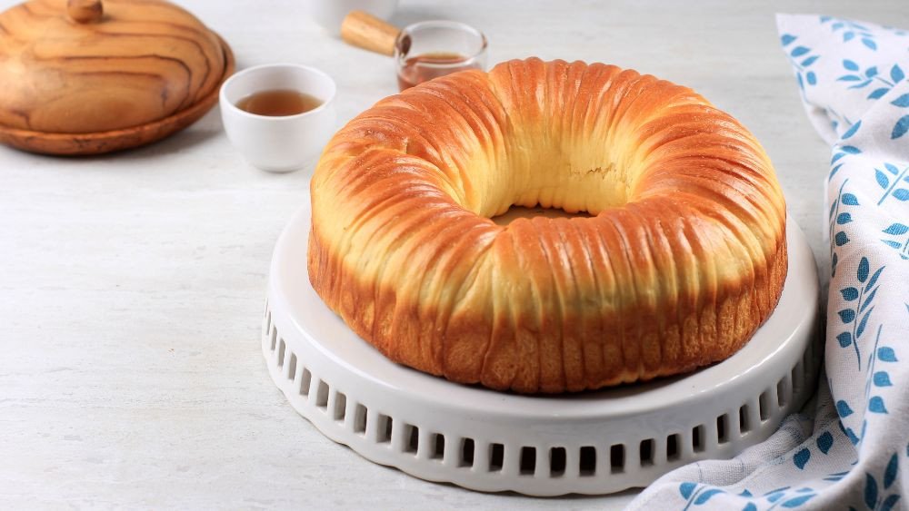 Món bánh mì cuộn len đơn giản mới nướng xong có màu vàng đẹp mắt