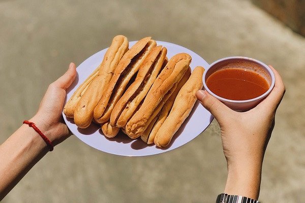 Món bánh mì que cay Hải Phòng vừa ra lò với vỏ vàng giòn
