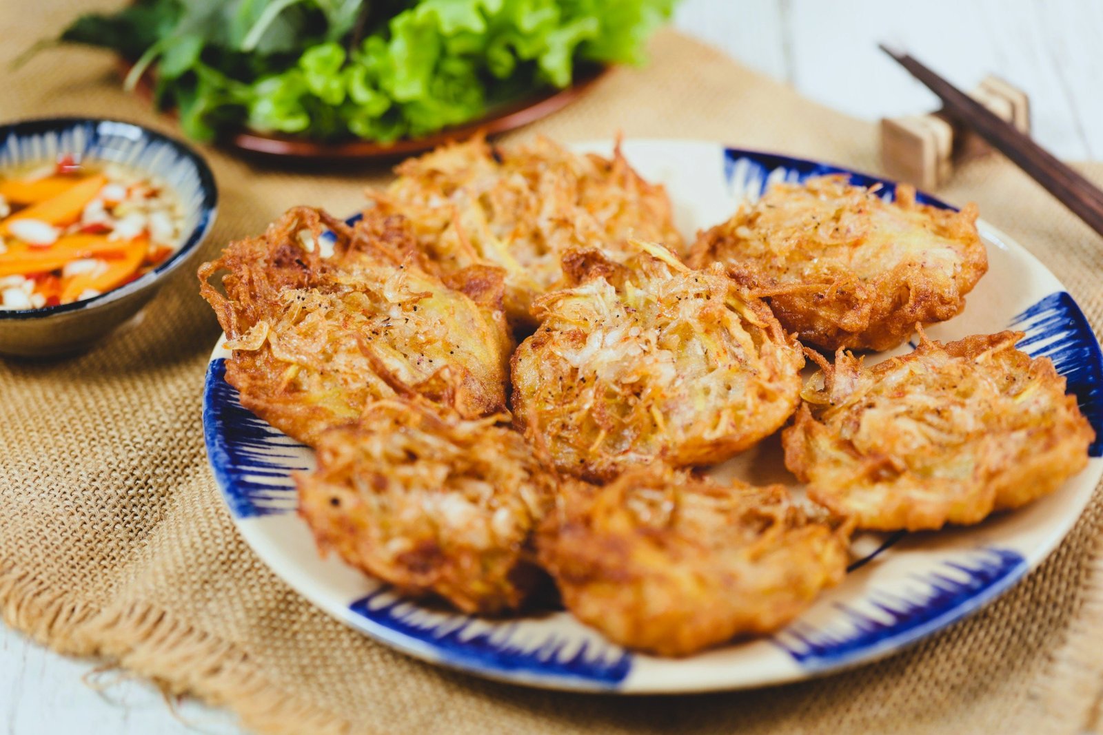 Món bánh tôm tép chiên giòn làm từ bột chiên giòn