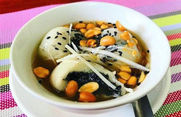 Món bánh trôi tàu truyền thống nóng hổi