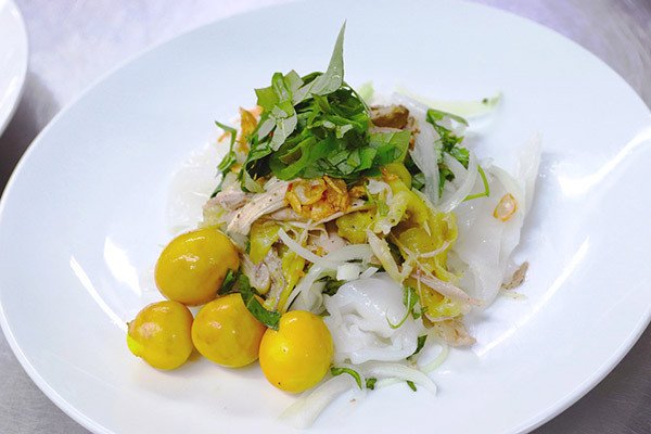 Món bánh ướt lòng gà Đà Lạt đã hoàn thiện, sẵn sàng để thưởng thức cùng nước chấm chua ngọt.