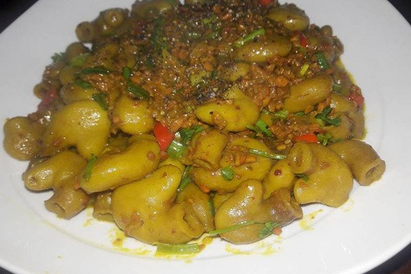 Món bao tử cá basa xào nghệ vàng óng, thơm lừng, hấp dẫn cho bữa cơm