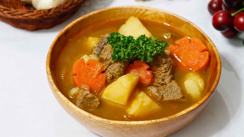 Món bò sốt vang đã hoàn thành, sánh mịn với màu đỏ nâu đẹp mắt, được nấu bằng nồi áp suất.