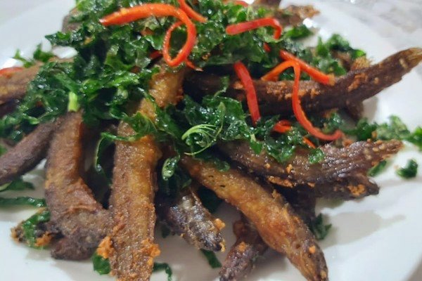 Món cá chạch chiên lá lốt giòn rụm thơm ngon