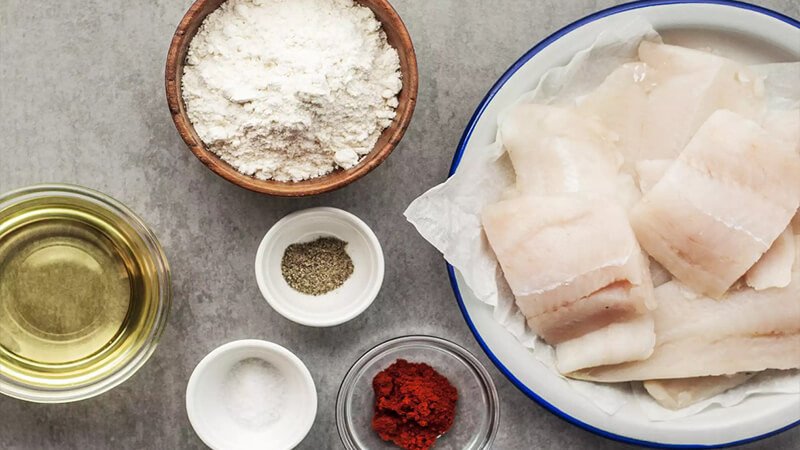 Món cá chiên giòn vàng ươm chuẩn bị vớt ra