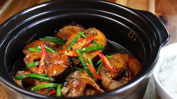 Món cá kho đậm đà ăn kèm cơm niêu truyền thống