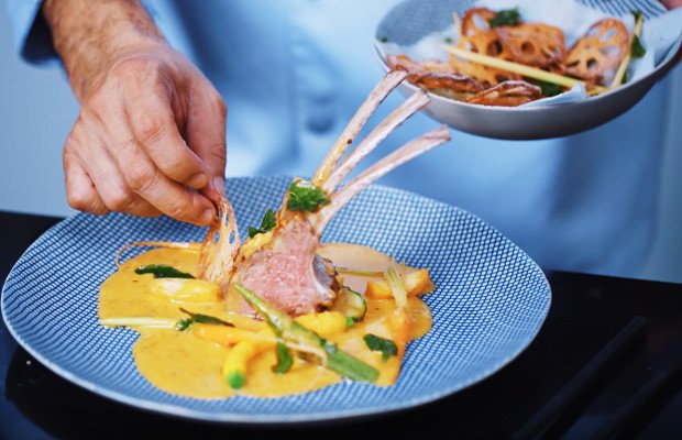 Món cà ri dê thành phẩm trang trí đẹp mắt