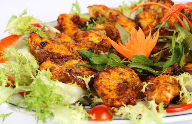 Món cá tầm nướng riềng mẻ thơm lừng, vàng ươm hấp dẫn, đậm đà hương vị truyền thống