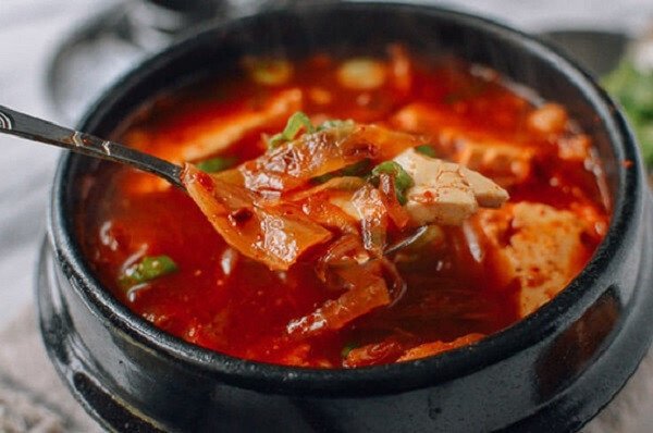 Món canh kim chi Hàn Quốc nóng hổi, thơm ngon