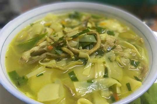 Món canh rươi nấu măng đậm đà hương vị miền Bắc