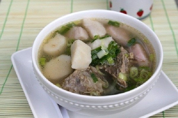 Món canh xương hầm khoai sọ bổ dưỡng cho bữa cơm gia đình