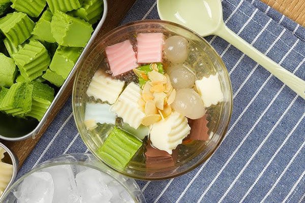 Món chè khúc bạch thành phẩm với thạch sữa, nhãn và hạnh nhân