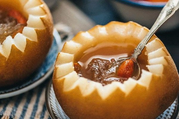 Món chè tổ yến chưng lê đường phèn hoàn chỉnh, hấp dẫn và mát lành, là một trong những cách chưng yến sào phổ biến