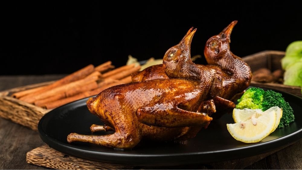 Món chim cút nướng ngũ vị đã hoàn thành, cắt lát đẹp mắt