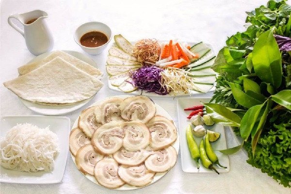 Món cuốn thịt heo luộc ăn kèm bánh tráng phơi sương và rau sống