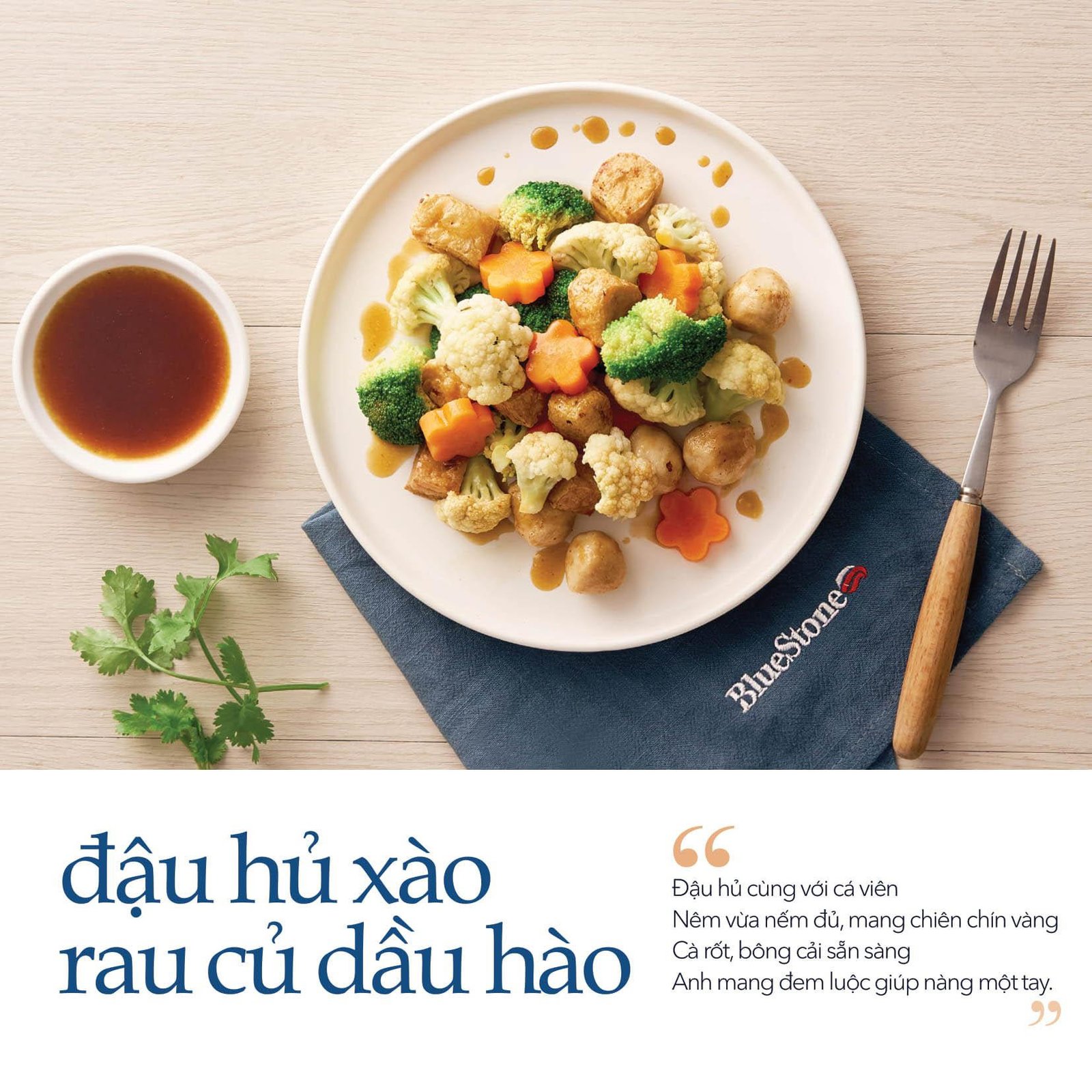 Món đậu hũ chiên cá viên và rau củ đã hoàn thành, bày trí đẹp mắt trên đĩa.