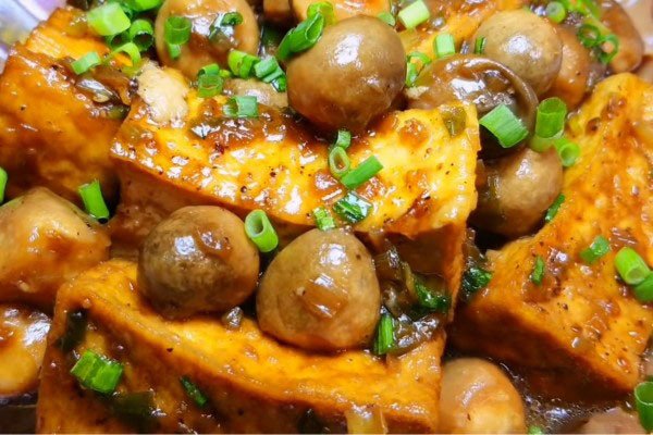 Món đậu hũ kho nấm rơm thành phẩm với màu sắc hấp dẫn, hương vị lôi cuốn