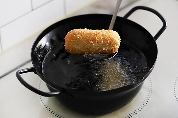 món đậu phụ kẹp phô mai chiên xù vàng ruộm trong chảo dầu sôi
