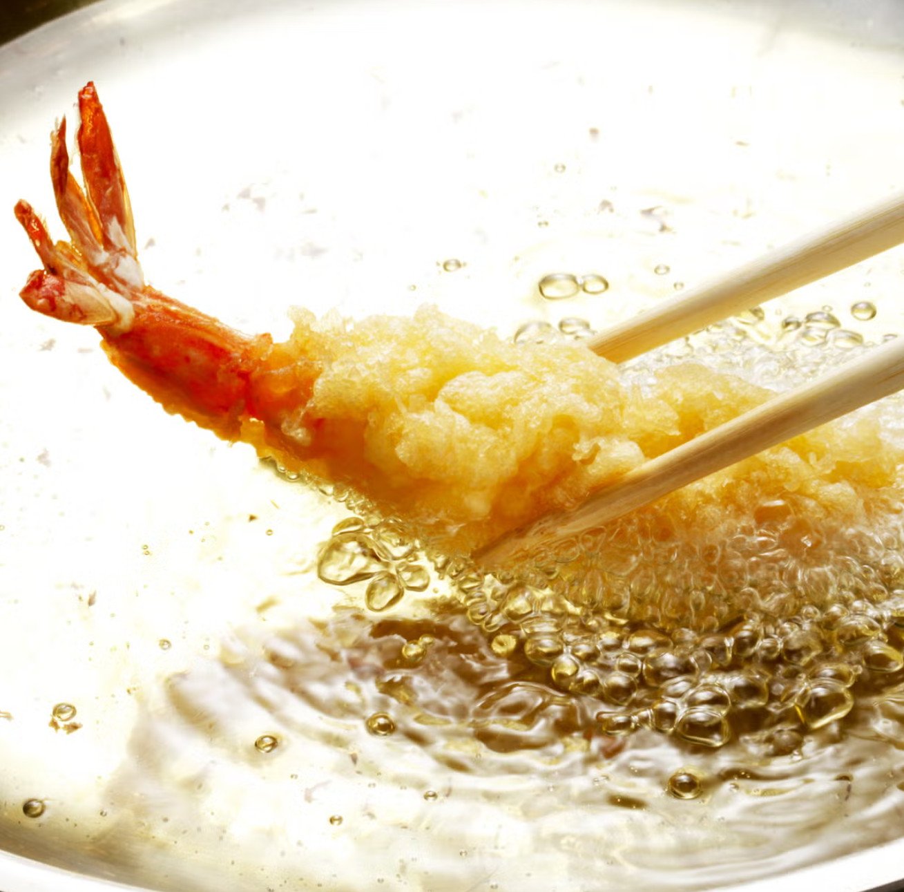 Món gà chiên giòn vàng ươm hấp dẫn, thể hiện độ giòn của lớp bột chiên giòn hoàn hảo.