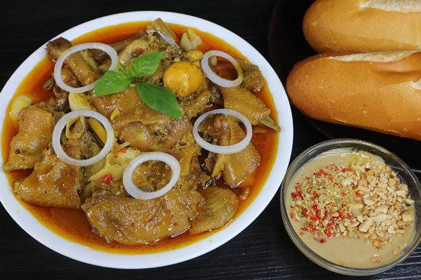Món gà giả cầy miền Nam béo ngậy ăn kèm bánh mì