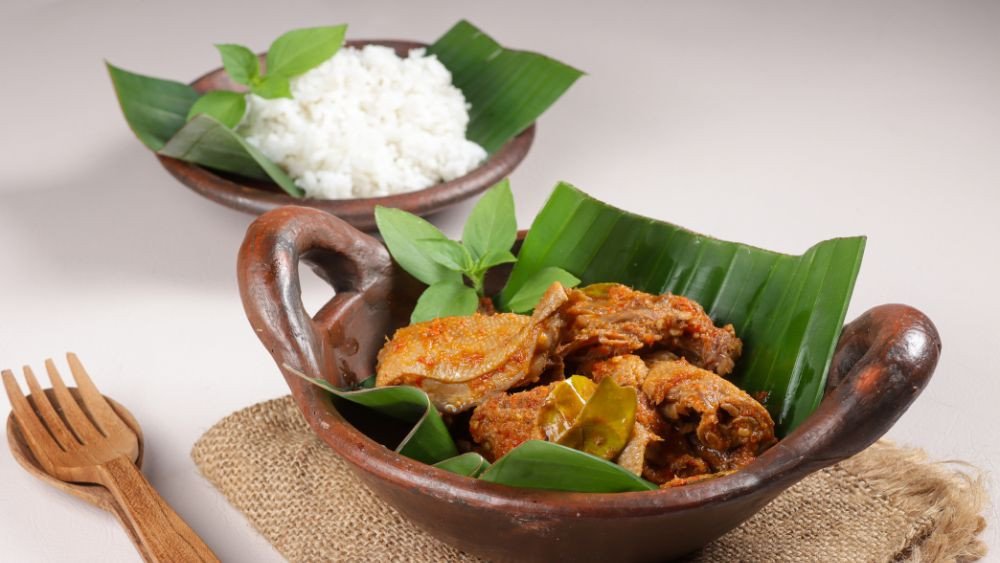 Món gà hầm bia độc đáo, thịt gà mềm tan thấm vị bia tươi.