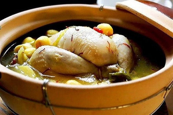 Món gà hầm hạt sen nóng hổi, thịt gà mềm ngọt kết hợp hạt sen bở bùi, đậm đà hương vị truyền thống.