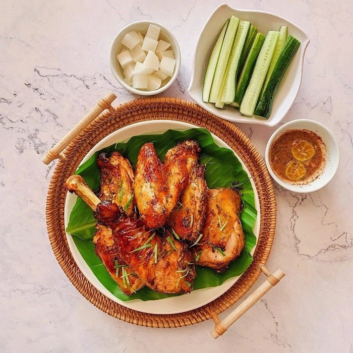 Món gà nướng lá chanh khi hoàn thành có màu vàng óng đẹp mắt, ngon miệng hơn ăn kèm nước chấm và rau xanh