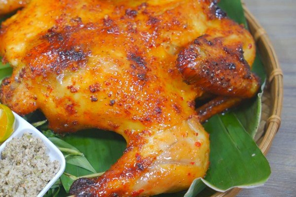 Món gà nướng mật ong nguyên con vàng óng, hấp dẫn sau khi ra lò