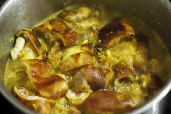 Món giả cầy miền Bắc hoàn chỉnh với màu vàng óng, nước sốt sền sệt