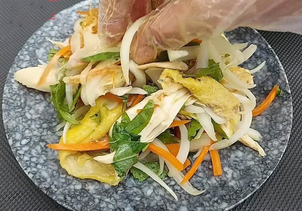 Món gỏi gà hành tây cà rốt thơm ngon đã hoàn thành