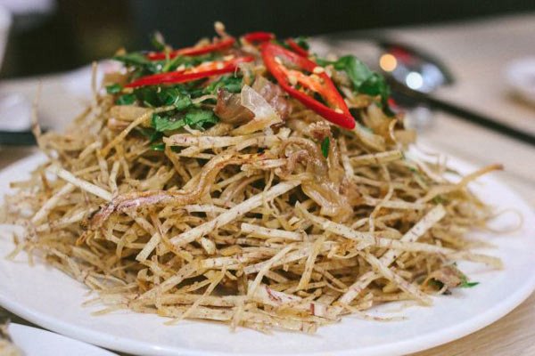 Món gỏi khoai môn mực thơm ngon bổ dưỡng