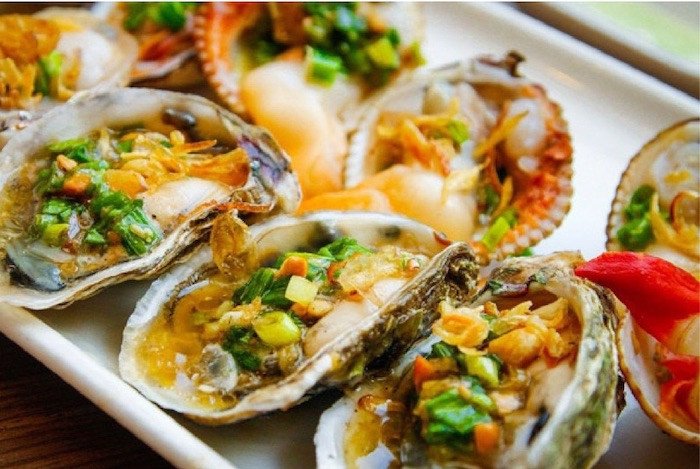 Món hàu nướng mỡ hành vàng ươm, hấp dẫn, được bày trí đẹp mắt trên đĩa