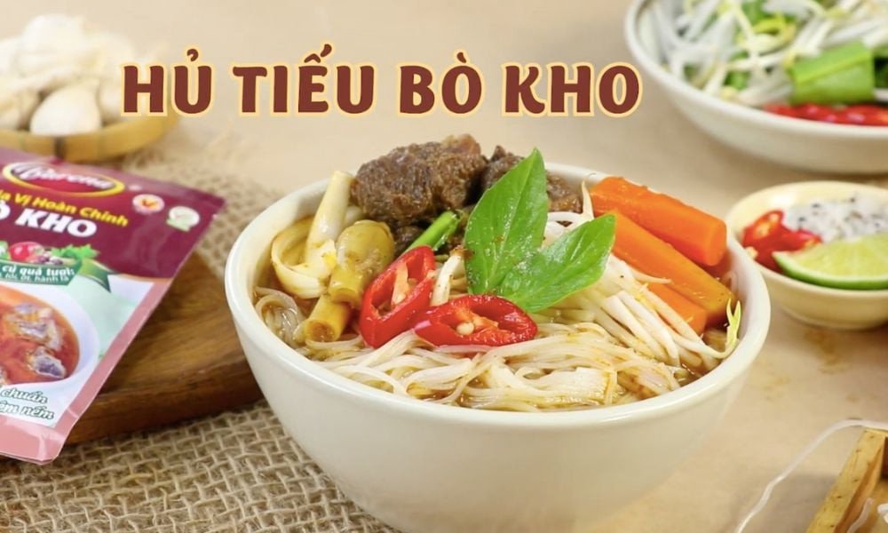 Món hủ tiếu bò kho hấp dẫn, thịt nạm bò chín mềm, nước dùng màu nâu sánh