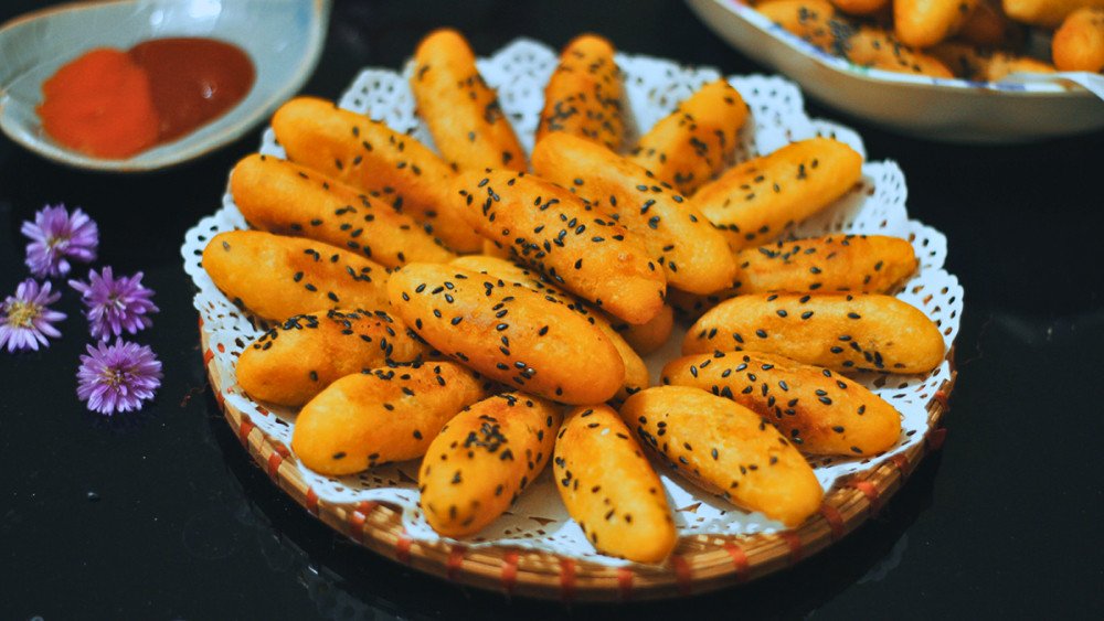 Món khoai lang kén vàng giòn sau khi hoàn thành, đặt trong rổ tre