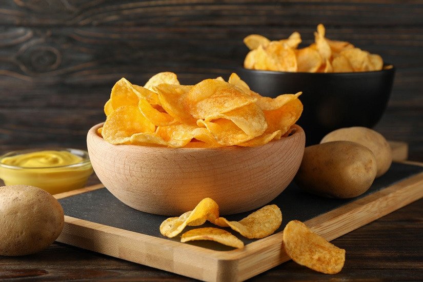 món khoai tây chiên vàng giòn đang được lắc đều với bột phô mai hấp dẫn