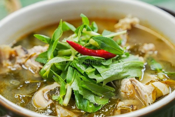 Món lẩu gà lá giang nóng hổi với màu xanh đặc trưng của lá giang