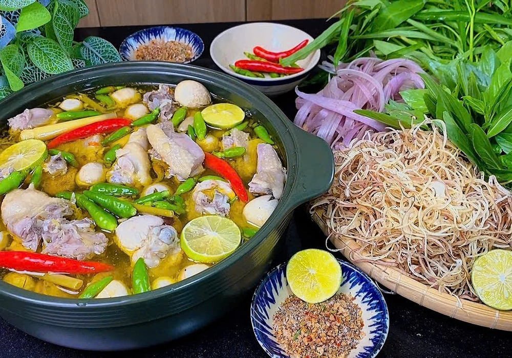 Món lẩu gà lá quế thơm dịu, thanh mát